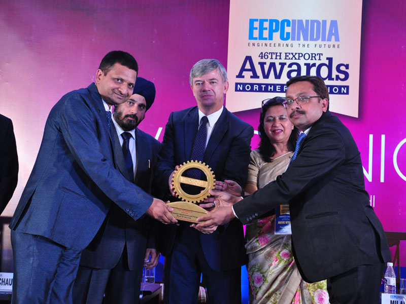 Presswell representatives receiving an EEPC India export award