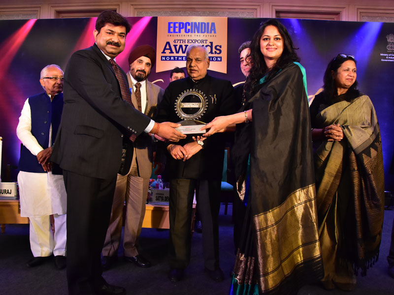 Presswell representatives receiving an EEPC India export award
