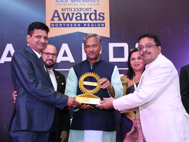 Presswell representatives receiving an EEPC India export award